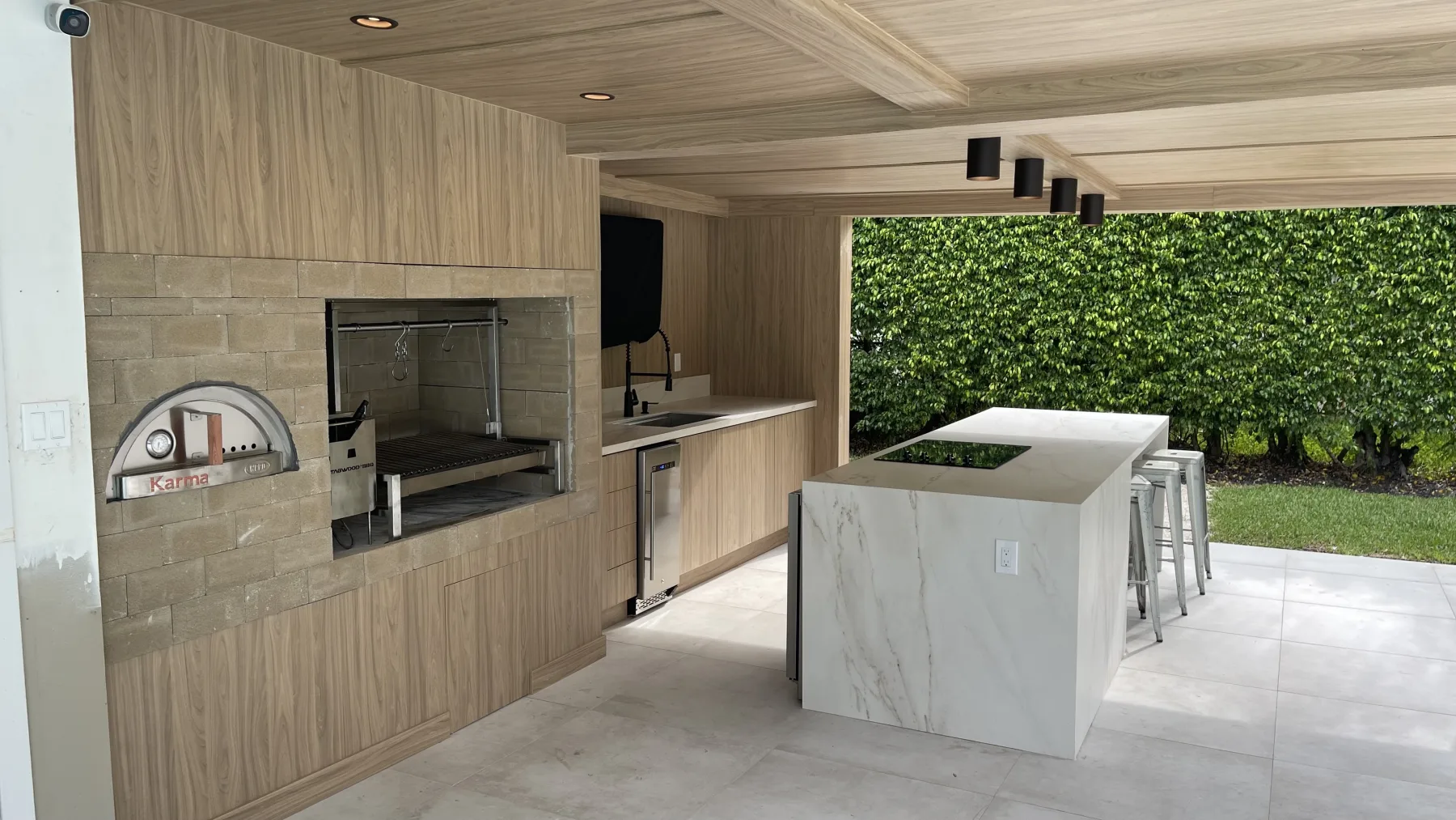 Kitchen service wall
